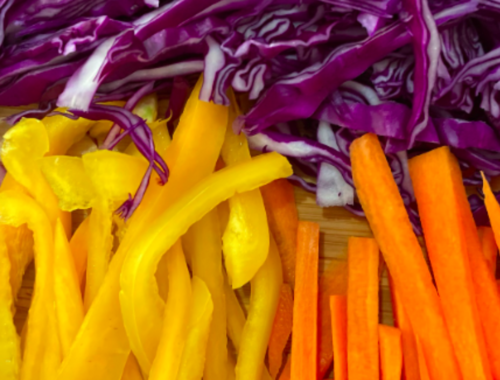 salada refrescante de repolho roxo, cenoura e pimentão amarelo