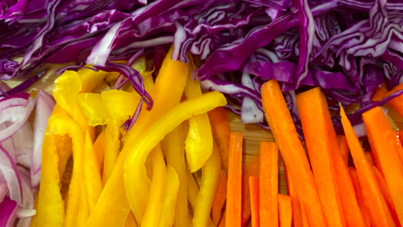 salada refrescante de repolho roxo, cenoura e pimentão amarelo