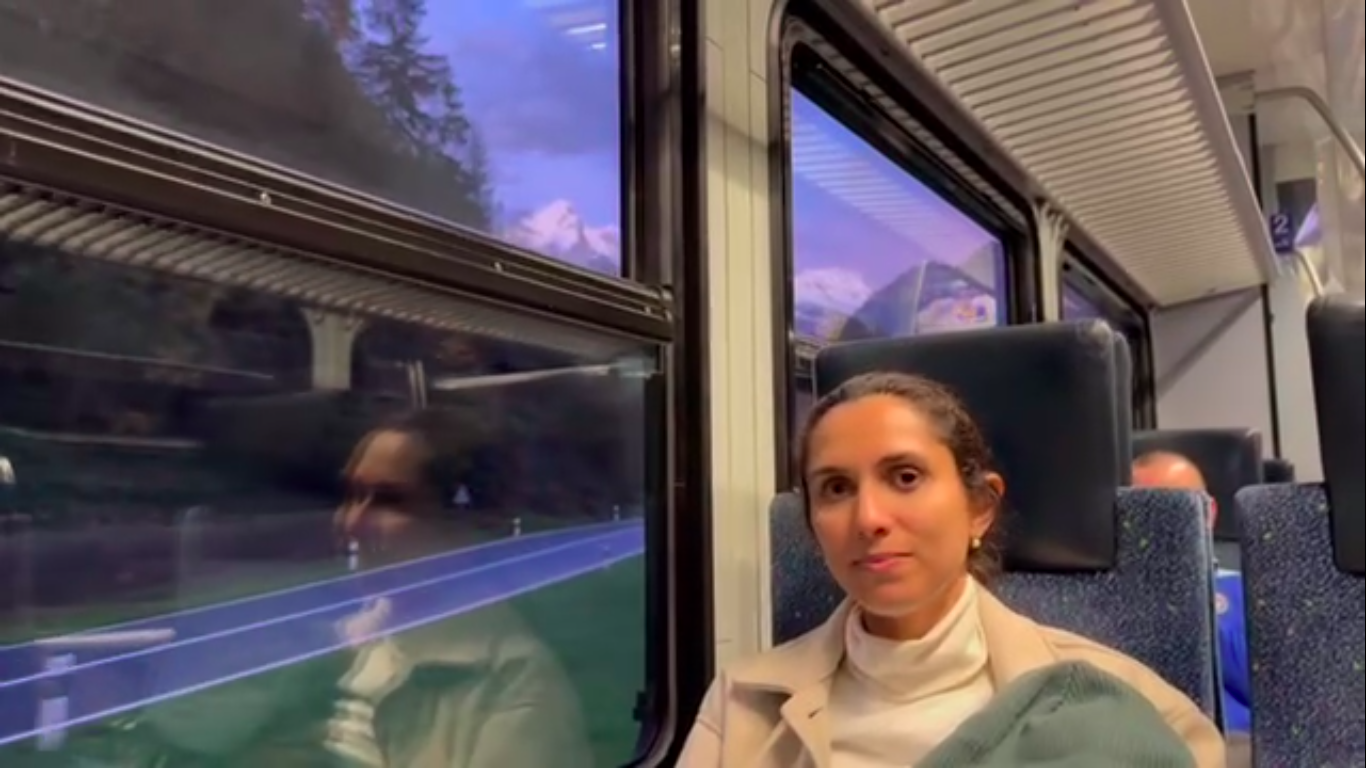 Renata Campolina andando de trem pela Suíça